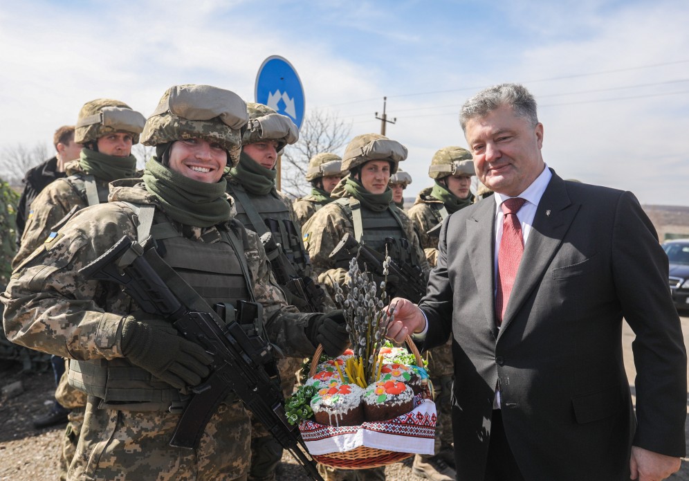 В Вербное воскресенье Президент Украины передал бойцам николаевской «79-ки» и Нацгвардии пасхальные корзины от своей супруги 9