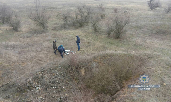 На Николаевщине в заброшенной в степи шахте нашли схрон с оружием 2