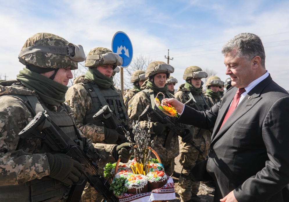 В Вербное воскресенье Президент Украины передал бойцам николаевской «79-ки» и Нацгвардии пасхальные корзины от своей супруги 11