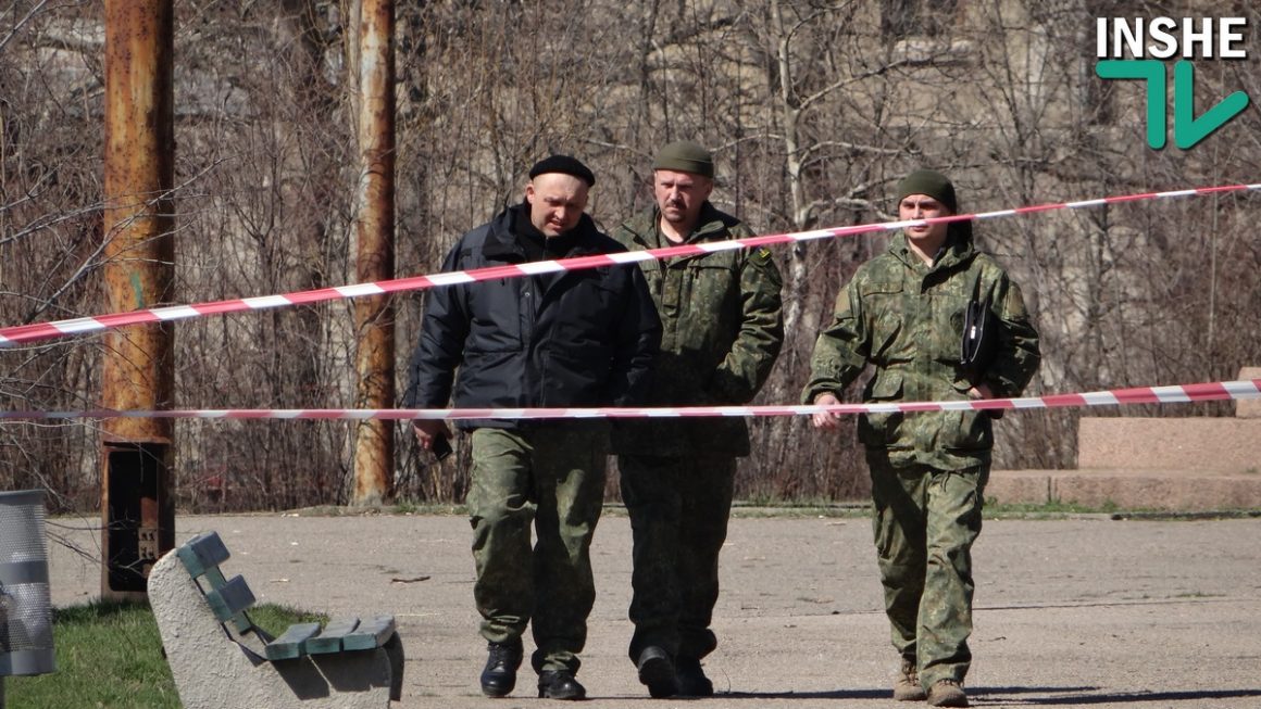 Сквер возле Николаевского судостроительного завода оцеплен - в пакете обнаружили учебные гранаты 4