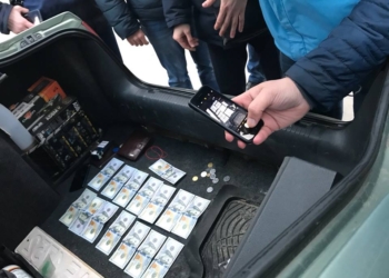 Дело посредника, который нес в Николаевский горисполком $1,8 тыс. взятки для выделения земли под платную автостоянку, ушло в суд