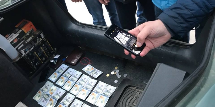 Дело посредника, который нес в Николаевский горисполком $1,8 тыс. взятки для выделения земли под платную автостоянку, ушло в суд