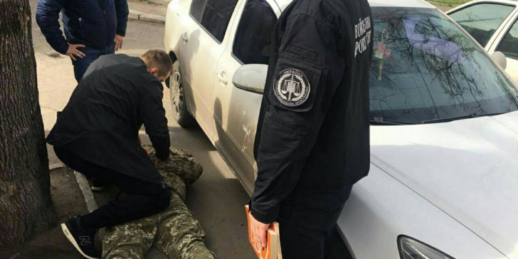 На Николаевщине во время получения взятки в $400 задержан командир взвода воинской части