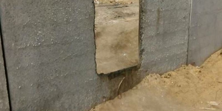 Искали вход или выход? В бетонном заборе Николаевского городского полигона ТБО кто-то выпилил проход