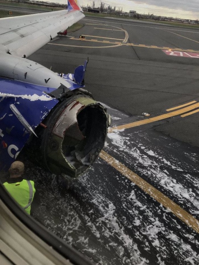 В США у самолета на огромной высоте взорвался двигатель и выбил иллюминатор. Погибла пассажирка 7