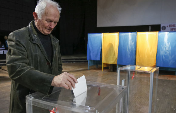 В Украине начались выборы в 40 теробщинах