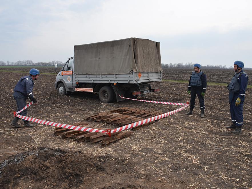 На Николаевщине саперы обнаружили четыре десятка старых авиабомб 4