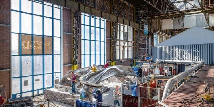 Нам такое тоже надо. В Амстердаме роботы “напечатали” стальной мост