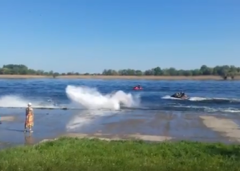 В Херсоне на водном шоу столкнулись два скутера