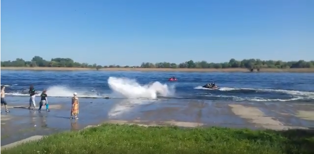 В Херсоне на водном шоу столкнулись два скутера