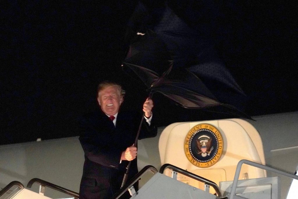 "Прическа не пострадала": президент США попал в курьезную ситуацию с зонтом 1