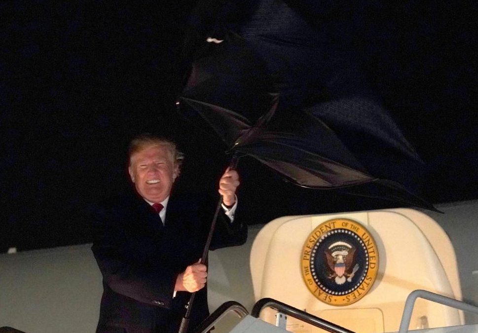 “Прическа не пострадала”: президент США попал в курьезную ситуацию с зонтом