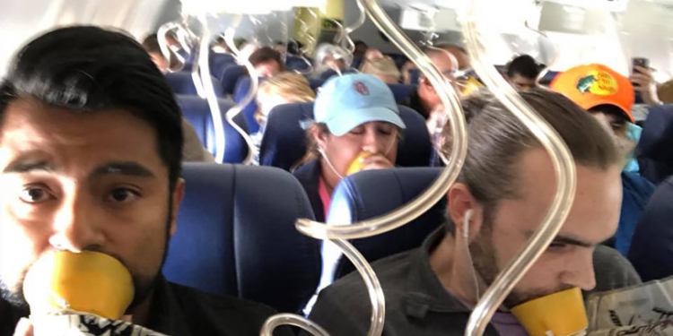 В США у самолета на огромной высоте взорвался двигатель и выбил иллюминатор. Погибла пассажирка