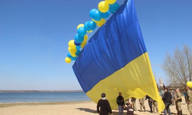 “Донбасс-это Украина”. В сторону оккупированной Горловки полетели украинские шары и флаги