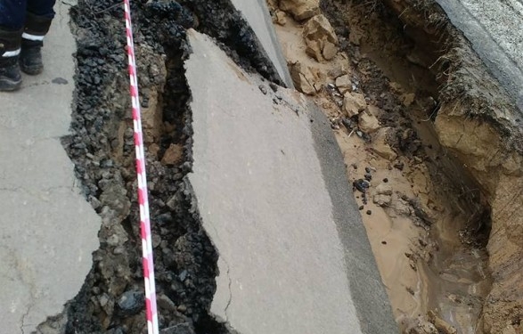 Таявший снег размыл: вдоль обочины трассы Киев-Сумы обвалился асфальт