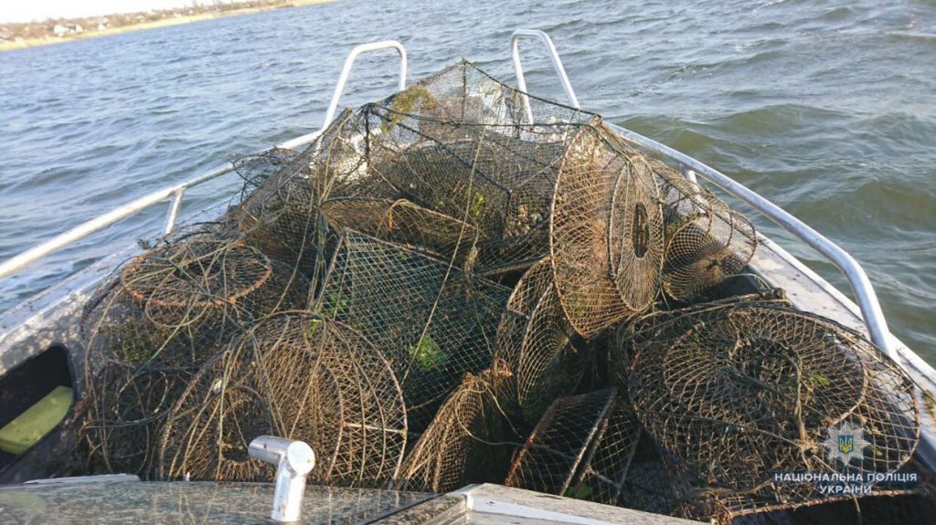 За выходные на Николаевщине водная полиция и рыбоохранный патруль изъяли из Южного Буга 174 раколовки и 6 рыболовных сетей – браконьерских, разумеется 3
