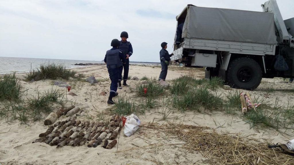 У острова Березань Николаевской области со дна моря достали 152 снаряда 3