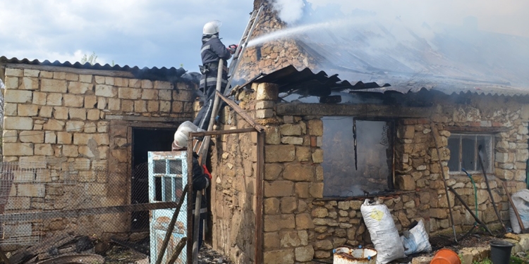 На Николаевщине горел одноэтажный дом. Школьники заметили пожар, вынесли вещи хозяев на улицу и присмотрели за четырьмя детьми погорельцев