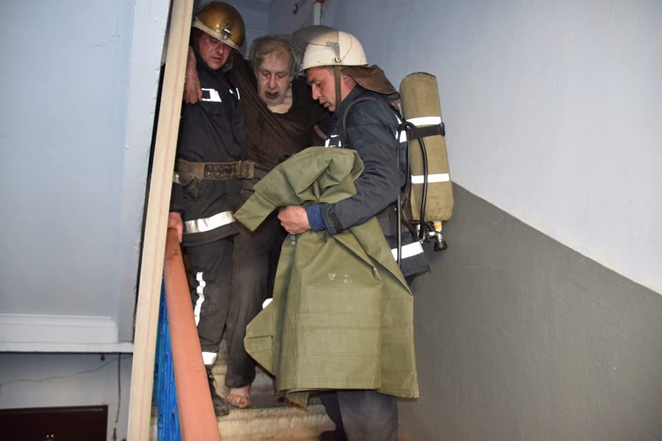 В Николаеве пожарные спасли 68-летнего мужчину 3