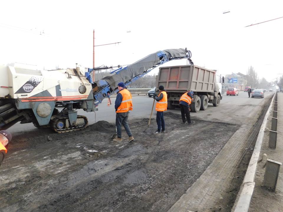 Дорожники отчитались о завершении ремонта покрытия на Ингульском мосту в Николаеве – ямы латали горячим асфальтобетоном 3