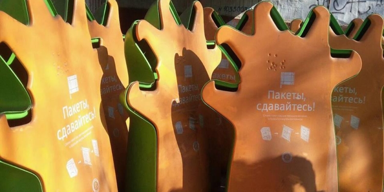 В школах Николаева появились пластиковые «человечки» – для сбора упаковки от соков и молока