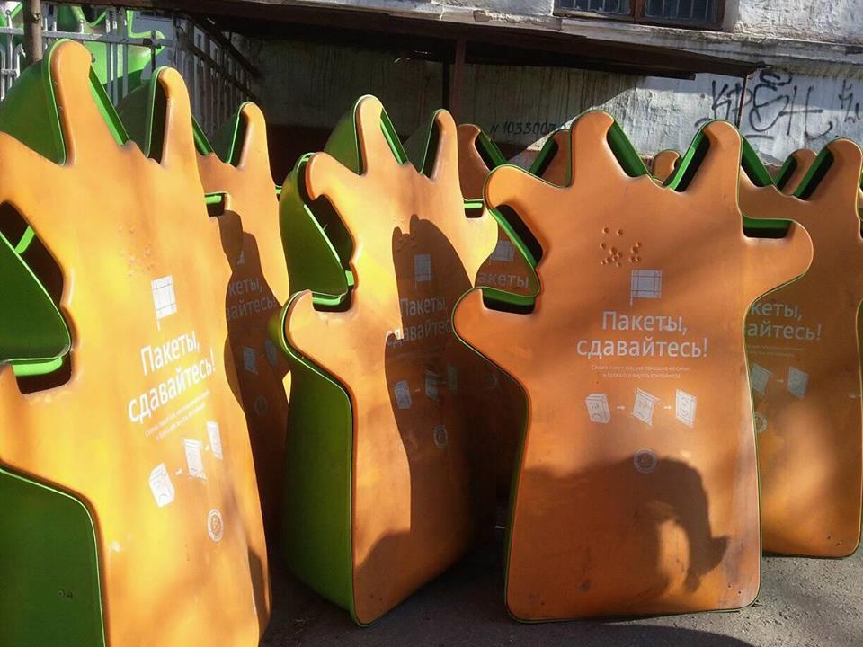 В школах Николаева появились пластиковые «человечки» - для сбора упаковки от соков и молока 3
