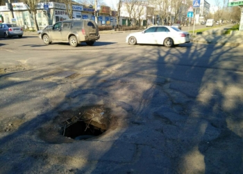 В центре Николаева на оживленном перекрестке – провалившийся люк. Но никому нет дела?