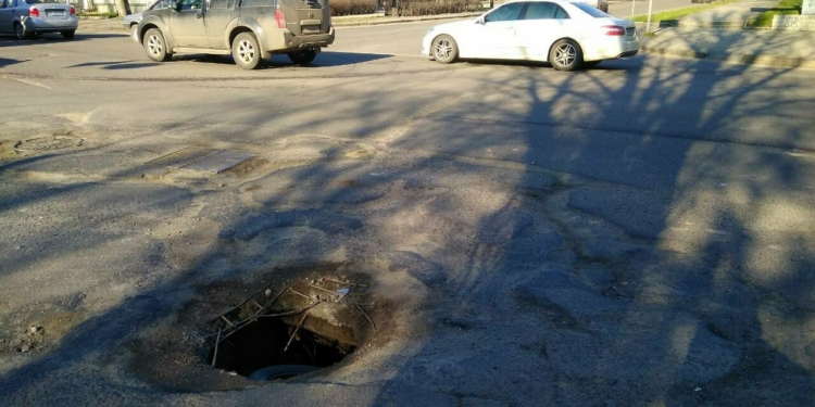 В центре Николаева на оживленном перекрестке – провалившийся люк. Но никому нет дела?