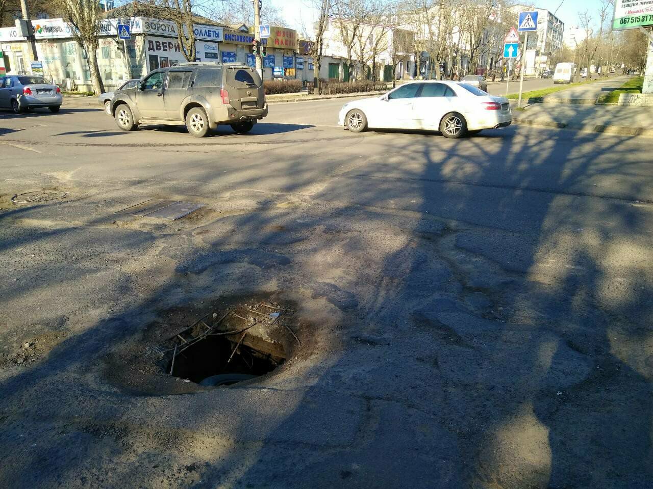 В центре Николаева на оживленном перекрестке – провалившийся люк. Но никому нет дела?