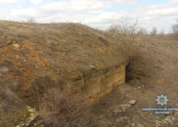 На Николаевщине в заброшенной в степи шахте нашли схрон с оружием