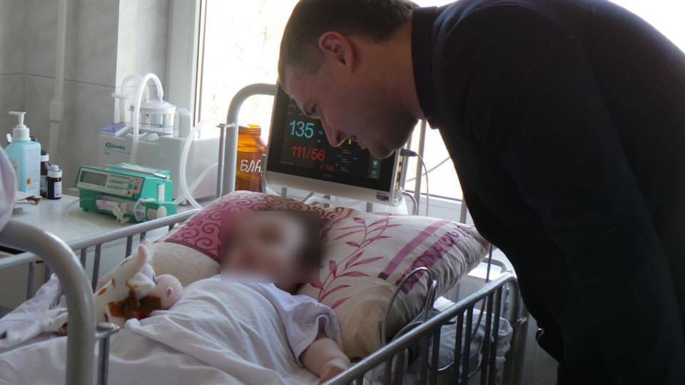 Малыш, которого мать выбросила с Ингульского моста в Николаеве, начал сам дышать 3