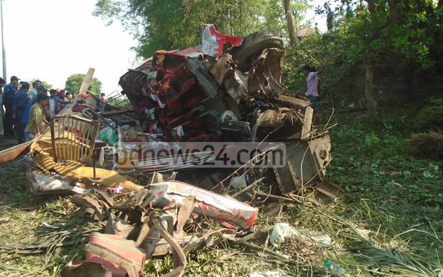 В Бангладеш перевернулся автобус - 8 погибших 5