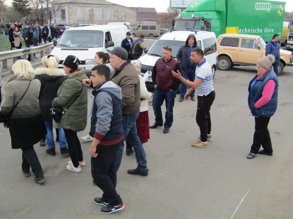 На Николаевщине дороги перекрывают не только из-за самих дорог – в Первомайске группа предпринимателей требовала разрешить им торговать на определенной улице 3