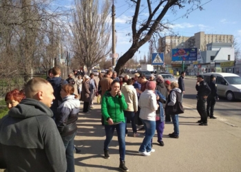 И в Николаеве, и в селе рядом с ним люди перекрыли движение – бастуют против повышения цен перевозчиком