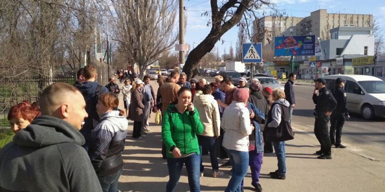 И в Николаеве, и в селе рядом с ним люди перекрыли движение – бастуют против повышения цен перевозчиком