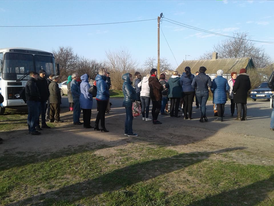 Пока людей не услышат: возмущенные повышением стоимости проезда жители села рядом с Николаевом планируют перекрывать дорогу и завтра 6