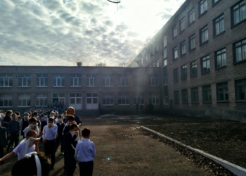 В российской Башкирии школьник напал на одноклассников и поджег школу