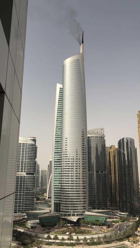 В Дубае загорелся 68-этажный небоскреб 1