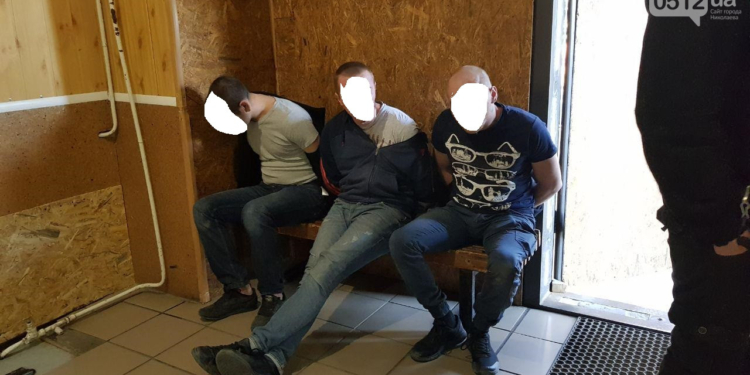 В Николаеве водитель “Газели” с двумя пособниками напали на патрульного – СМИ