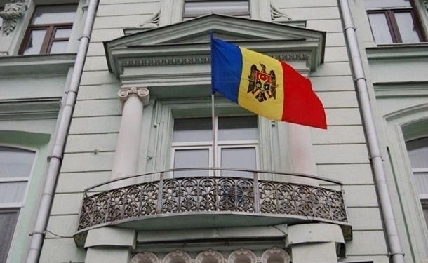 Высланные из Молдовы российские дипломаты покинули страну