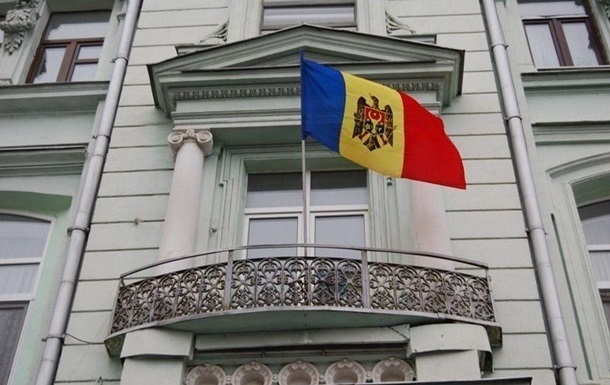 Высланные из Молдовы российские дипломаты покинули страну 1