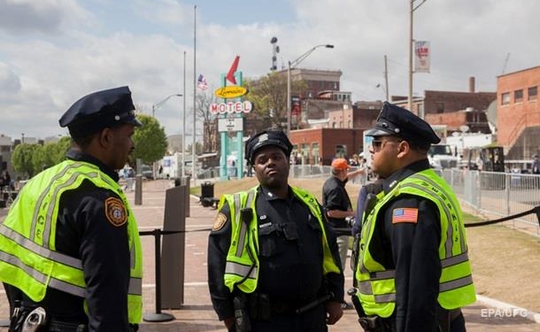 В США застрелили двух полицейских в ресторане