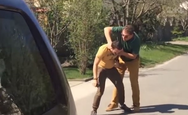 Журналистов пытались убить возле особняка министра финансов – сначала душили, а потом пытались сбить машиной