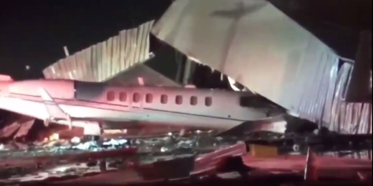 В США ветер разрушил ангар  и практически “убил” 8 самолетов