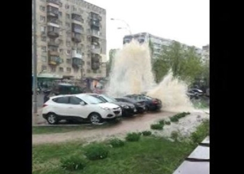 В Киеве на автопарковке из-под земли ударил пятиметровый фонтан воды