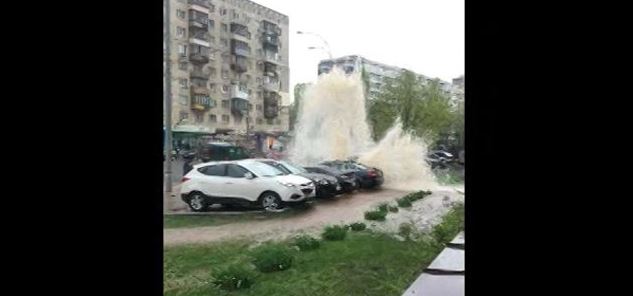 В Киеве на автопарковке из-под земли ударил пятиметровый фонтан воды 1