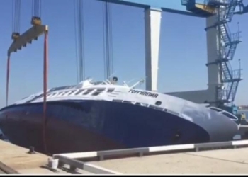 Как не надо спускать суда. В РФ прогулочный теплоход бросили в воду боком