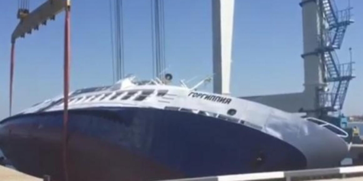 Как не надо спускать суда. В РФ прогулочный теплоход бросили в воду боком