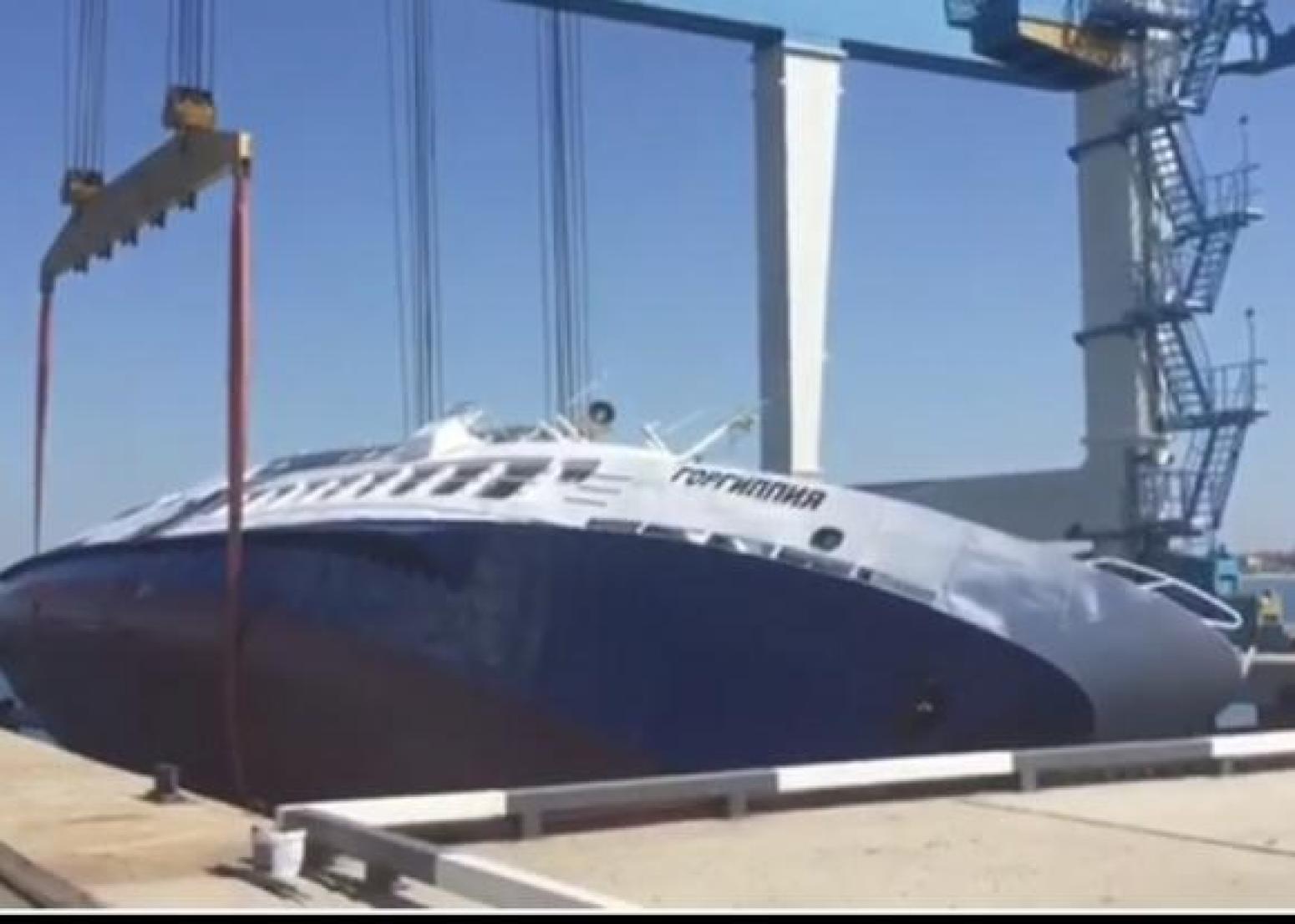 Как не надо спускать суда. В РФ прогулочный теплоход бросили в воду боком