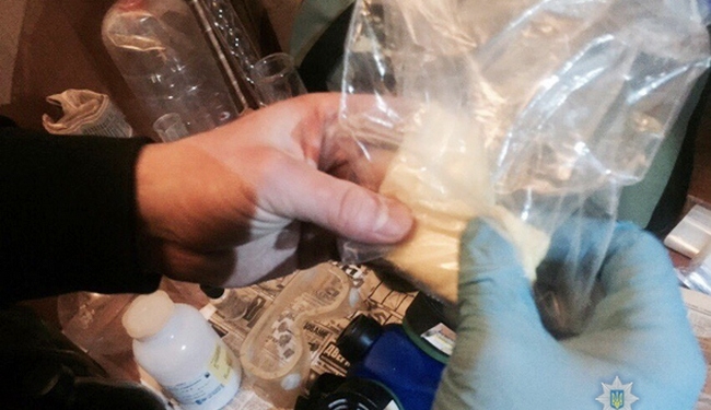 В Центре Николаева полиция задержала “закладчика” на дому у которого нашли целую “лабораторию”